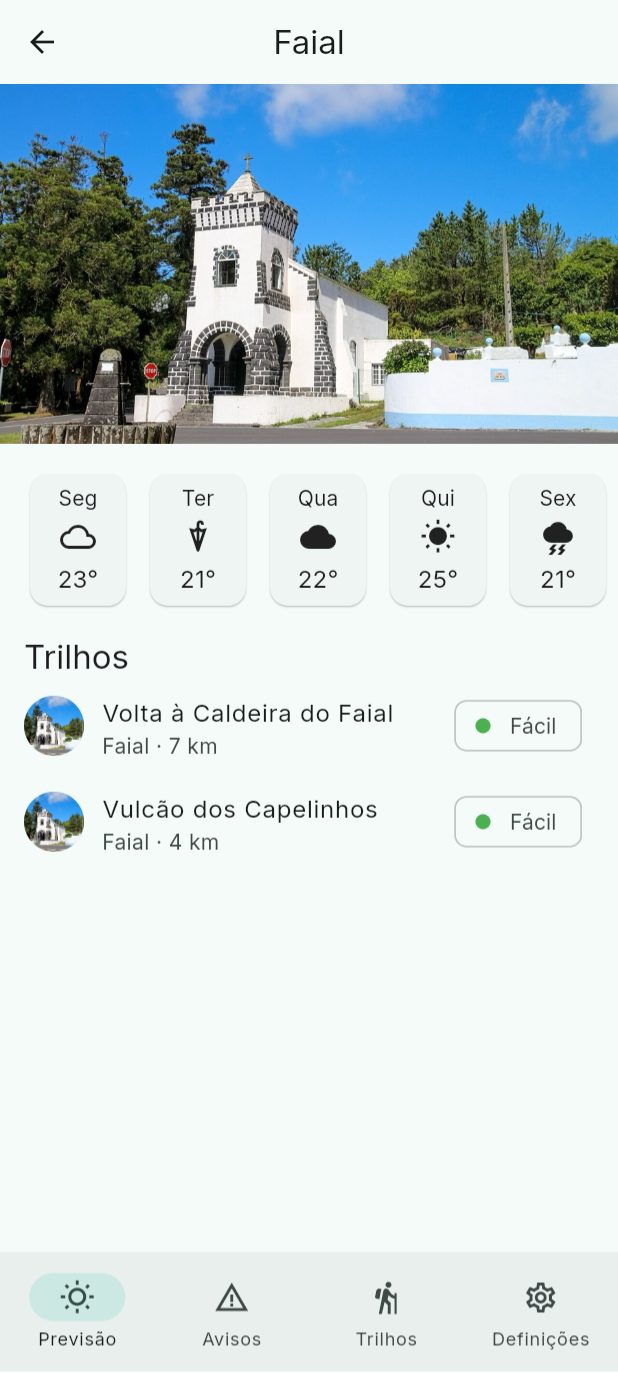 A ilha do Faial no separador Previsão: foto, os cinco dias e, por baixo, o título Trilhos com os dois trilhos da ilha.